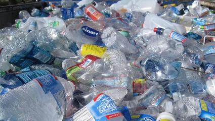 有了它，塑料 24 小時就能降解 塑料制品環保新希望